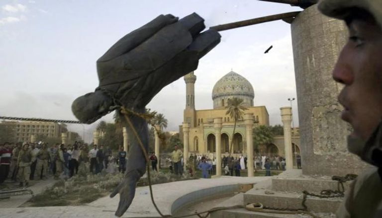 تمثال لصدام حسين يسقط أرضا خلال الغزو