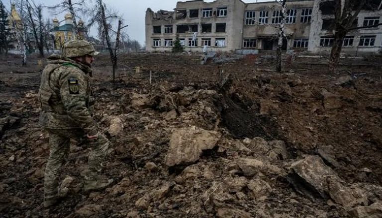 جندي أوكراني يتفقد الدمار الناجم عن قنبلة مجنحة