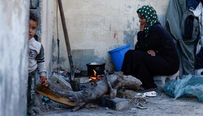 سيدة فلسطينية وطفلها في غزة - رويترز
