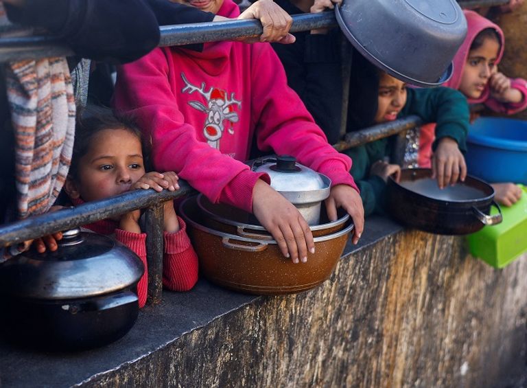 سيدة فلسطينية وطفلها في غزة - رويترز