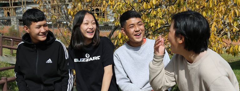 فتاة تقضي وقتا سعيدا