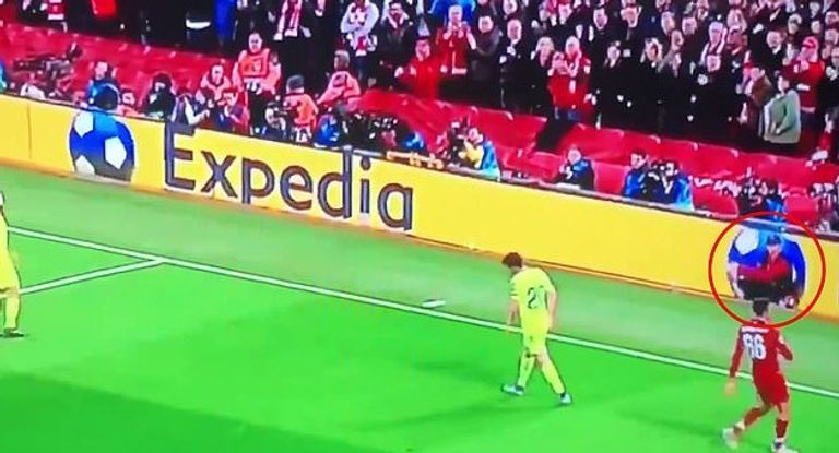 جامع الكرات في لقاء برشلونة وليفربول جامعو الكرات