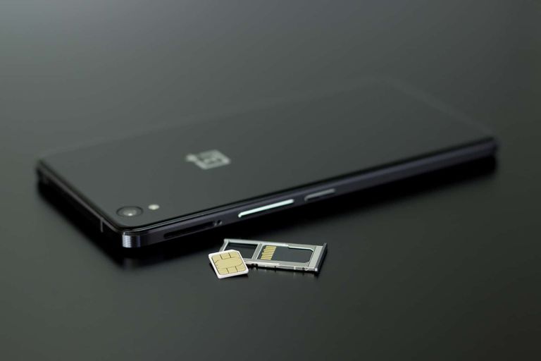 كم عدد شرائح eSIM التي يُمكن تخزينها على الهاتف أثناء السفر الهواتف المتوافقة مع eSIM للمسافرين