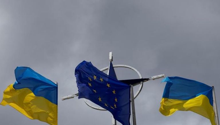 أعلام أوكرانيا والاتحاد الأوروبي- رويترز