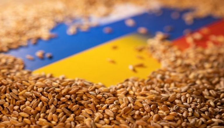 حبوب القمح على العلمين الأوكراني والروسي - رويترز