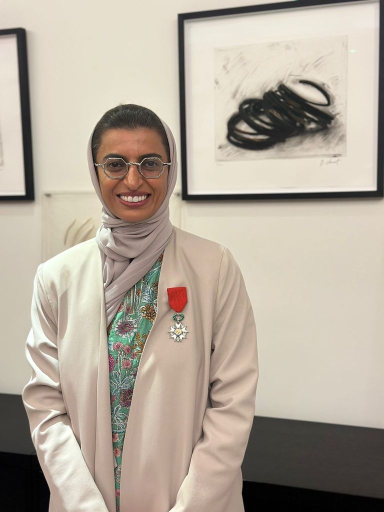 نورة الكعبي خلال تسلمها وسام جوقة الشرف