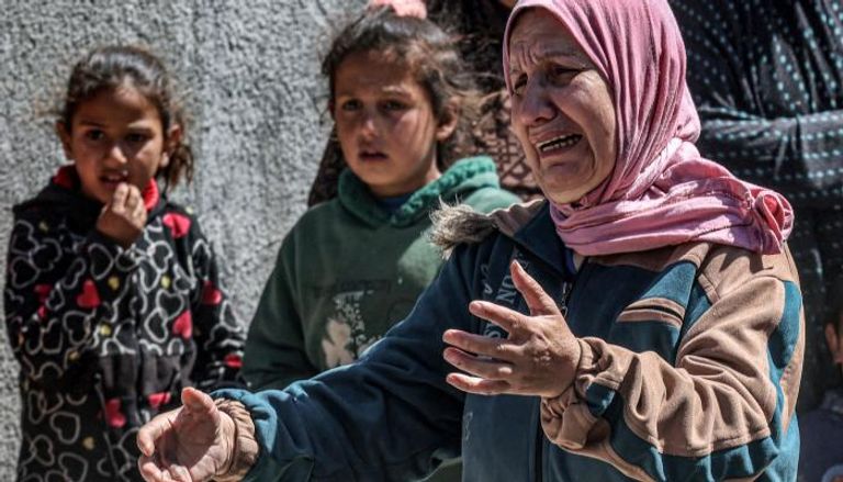 فلسطينية تبكي فقدان أفراد من عائلتها في رفح