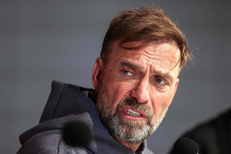 ملامح التوتر على وجه يورغن كلوب مدرب ليفربول الإنجليزي