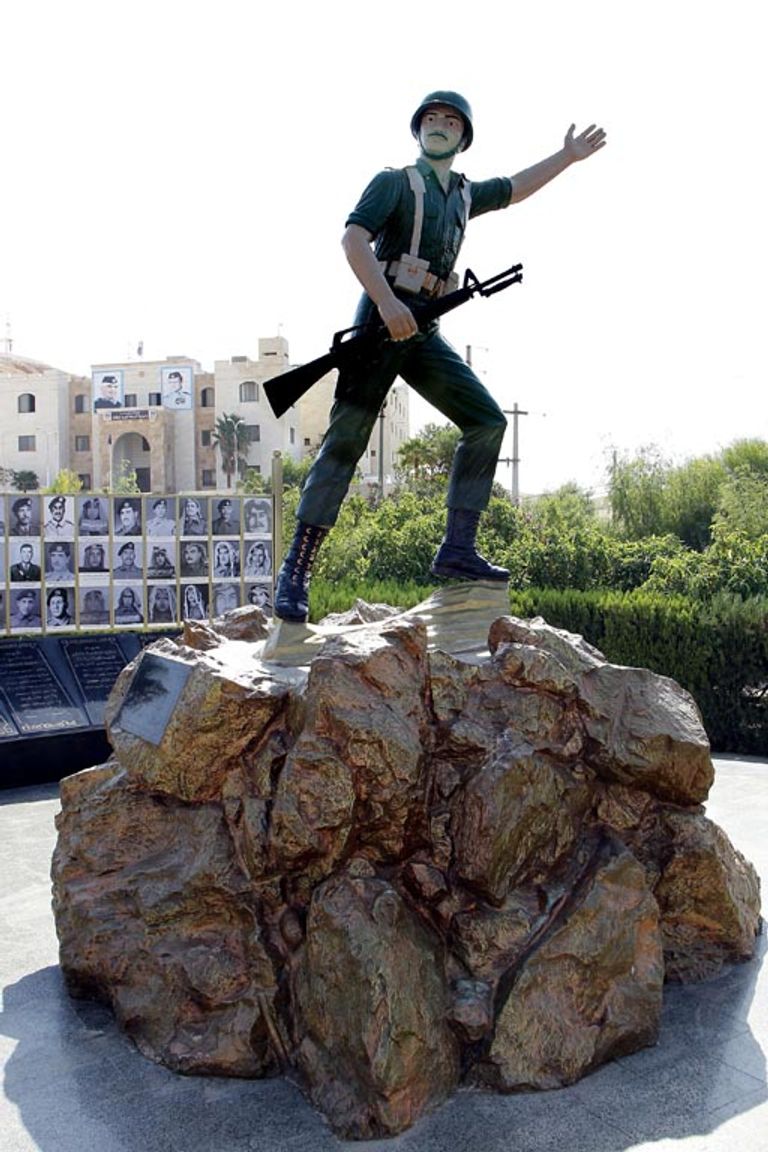 الملك الأردني الراحل مع أفراد من القوات المسلحة