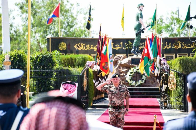 الملك الأردني الراحل مع أفراد من القوات المسلحة