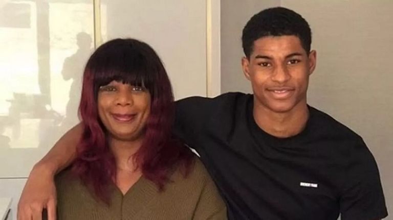 ماركوس راشفورد مع والدته كريستيانو رونالدو ووالدته