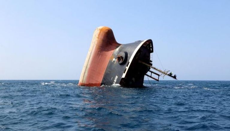 سفينة الشحن روبيمار التي غرقت جزئيا قبالة سواحل اليمن