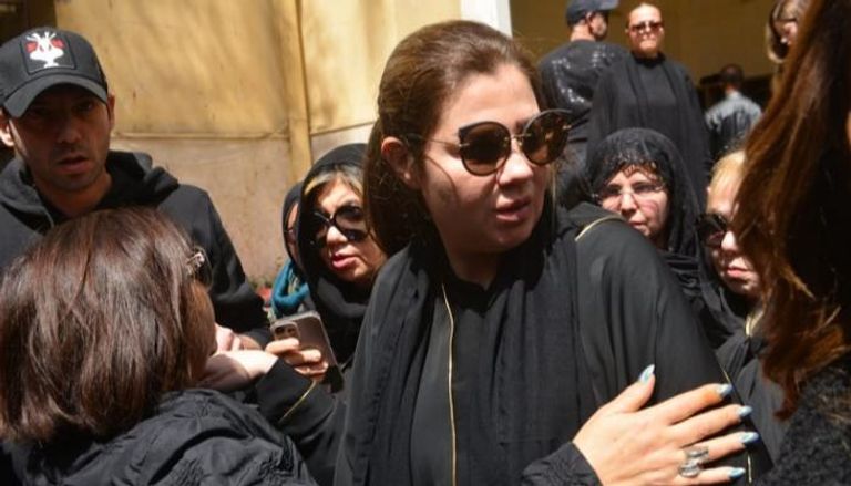 رانيا فريد شوقي في جنازة والدتها