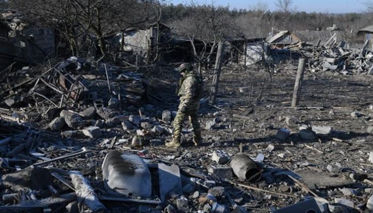 أحد عناصر الجيش الأوكراني يتفقد منطقة طالها القصف الروسي