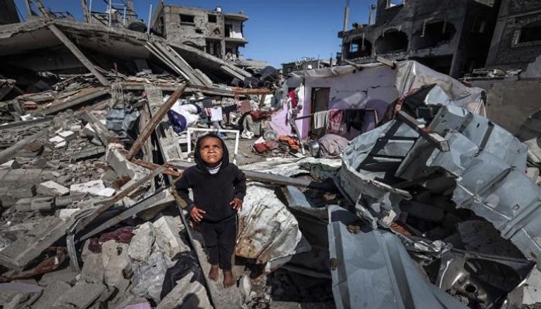 فتاة فلسطينية تتطلع لمشاهدة طائرة بدون طيار تحلق فوق غزة - أ ف ب