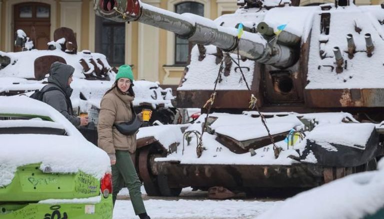 أشخاص يزورون معرضا لمركبات عسكرية روسية مدمرة في كييف