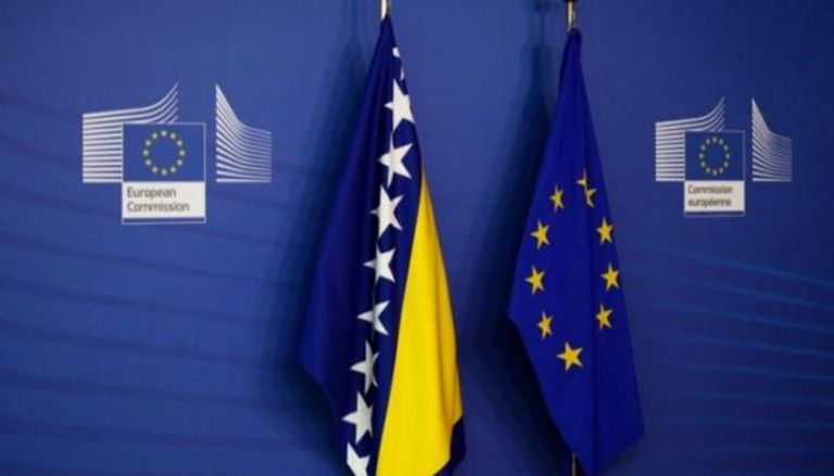 علم البوسنة والهرسك إلى جوار علم الاتحاد الأوروبي