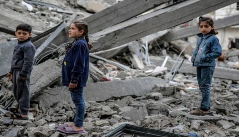 أطفال يعاينون آثار القصف على غزة