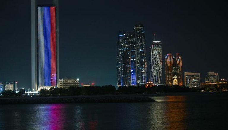 مبنى أدنوك في أبوظبي متشح بالعلم الروسي تضامنا مع موسكو ضد الإرهاب