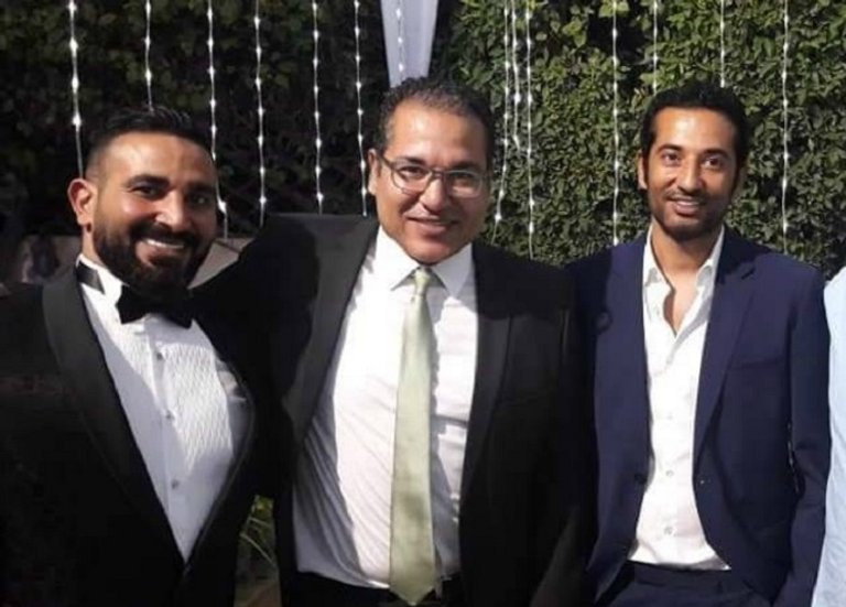 الدكتور سامح سعد وسط شقيقيه عمرو وأحمد سعد