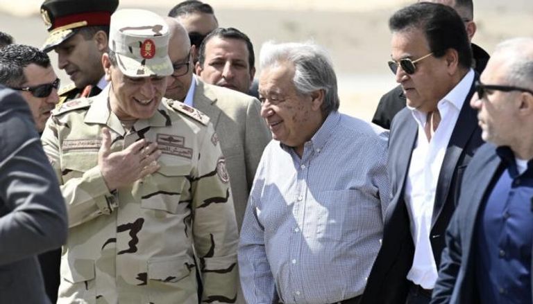 غوتيريش  يسير على المدرج محاطًا بمسؤولين مصريين