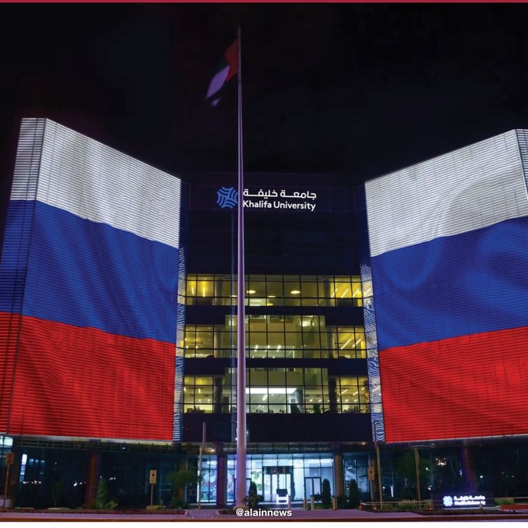 مبنى أدنوك في أبوظبي متشح بالعلم الروسي تضامنا مع موسكو ضد الإرهاب