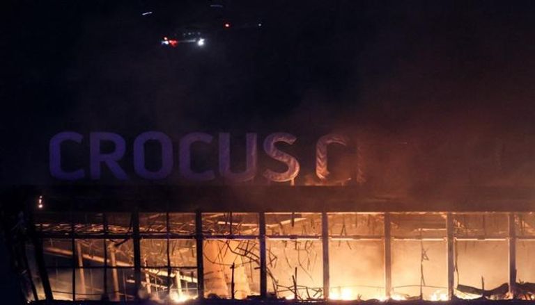 منظر يظهر قاعة الحفلات الموسيقية المحترقة جراء الهجوم