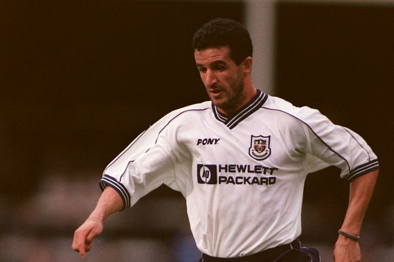 الجزائري موسى صايب لاعب توتنهام الأسبق أول هدف عربي في البريميرليغ