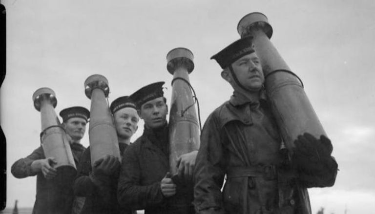 جنود يحملون صواريخا خلال الحرب - أرشيفية