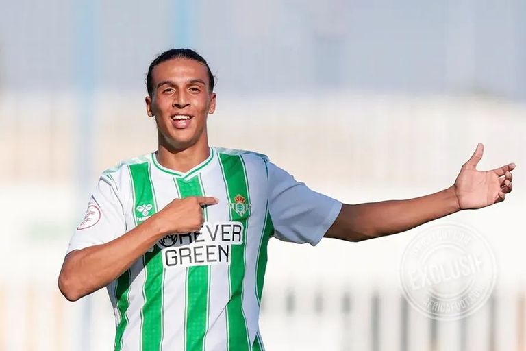 يانيس صنهاجي منتخب الجزائر