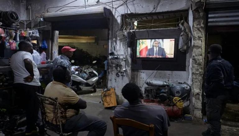 سنغاليون يستمعون لخطاب الرئيس ماكي سال 