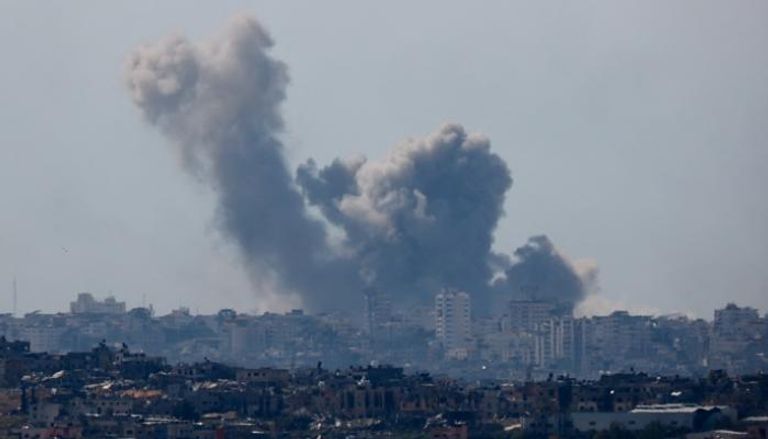 الدخان يتصاعد إثر غارة إسرائيلية على غزة - رويترز