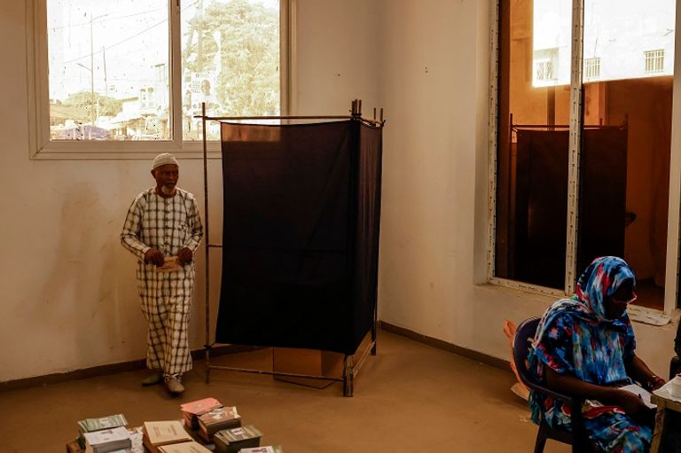 ناخبة سنغالية تدلي بصوتها - أ.ف.ب