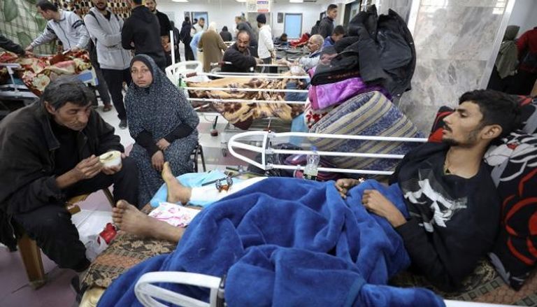 مرضى فلسطينيون في مستشفى الشفاء بغزة - رويترز