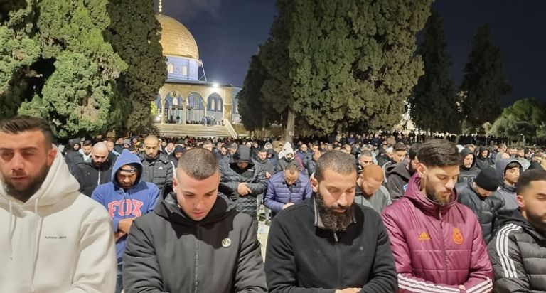 المصلون في رحاب المسجد الأقصى