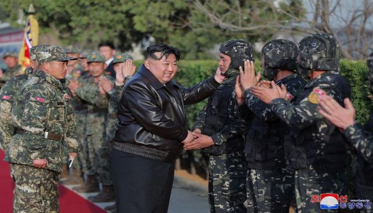 زعيم كوريا الشمالية يتفقد وحدة الدبابات