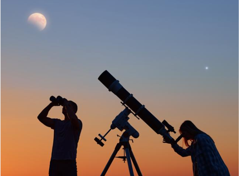 الخسوف القمري يحدث عندما تمر الأرض بين الشمس والقمر