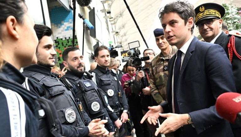 آتال يتحدث مع موظفي الأمن بإحدى محطات باريس