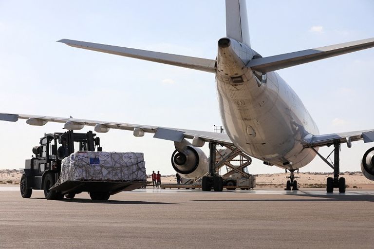 شاحنات المساعدات تصطف عند الجانب المصري من معبر رفح - رويترز