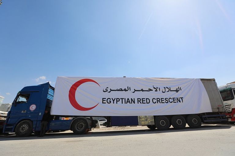 شاحنات المساعدات تصطف عند الجانب المصري من معبر رفح - رويترز