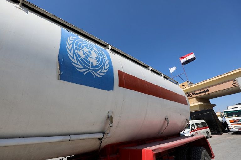 شاحنات المساعدات تصطف عند الجانب المصري من معبر رفح - رويترز