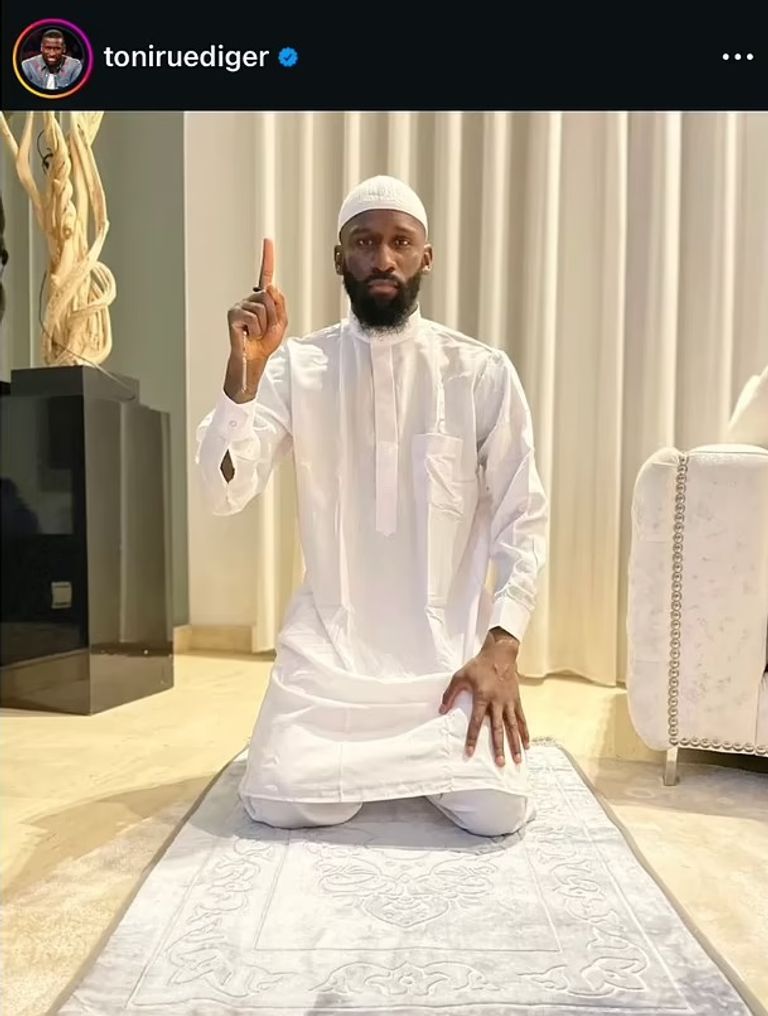 روديغير يصلي