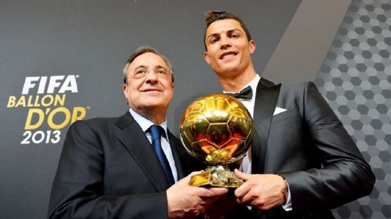 كريستيانو رونالدو مع الكرة الذهبية 2013 تتويج كريستيانو رونالدو بالكرة الذهبية الثانية في تاريخه