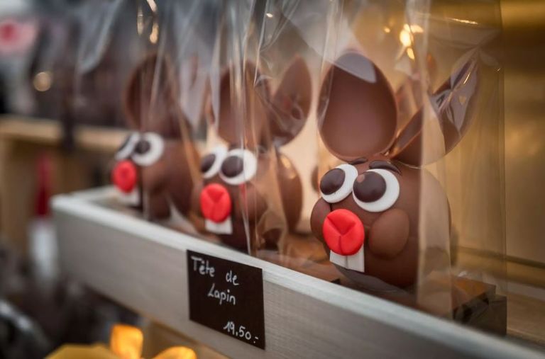 أرانب مصنوعة من الشوكولاتة السويسرية للبيع خلال مهرجان الشوكولاتة
