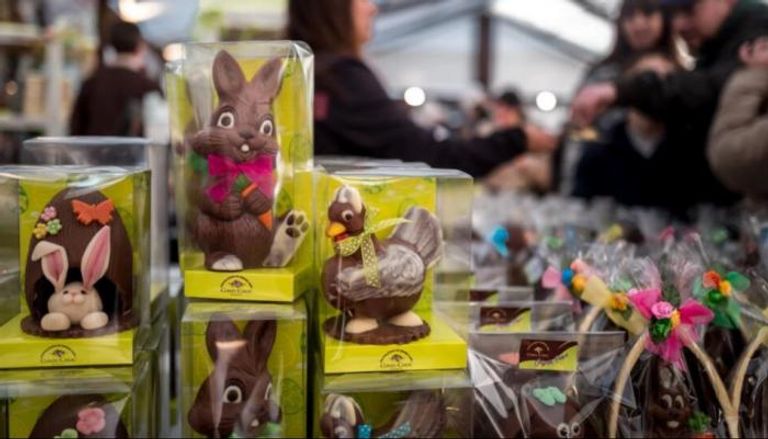 أرانب مصنوعة من الشوكولاتة السويسرية للبيع خلال مهرجان الشوكولاتة