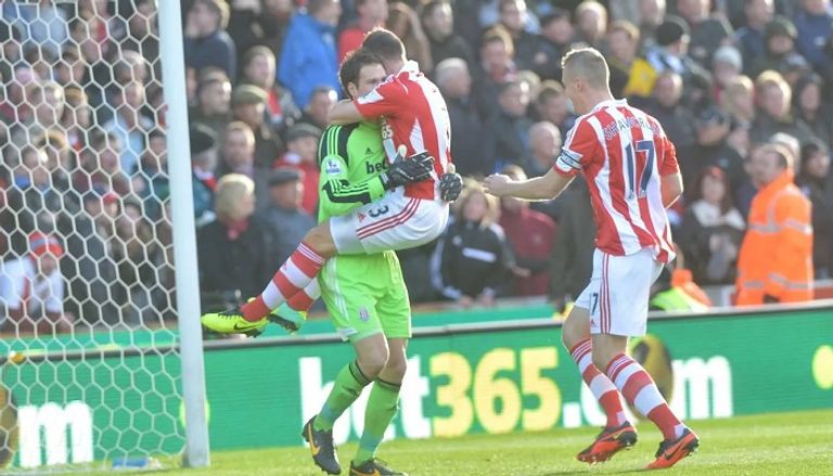 أسمير بيغوفيتش حارس المرمى الأمريكي تيم هوارد