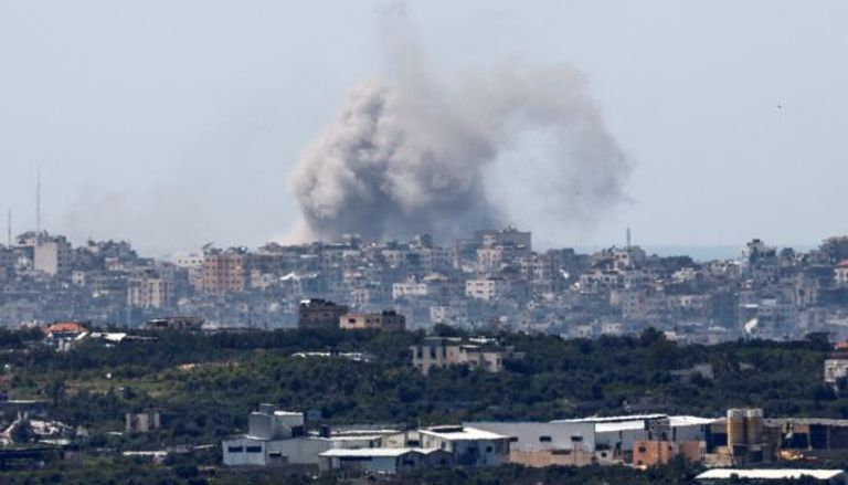 قصف إسرائيلي عنيف على القطاع المدمر - رويترز