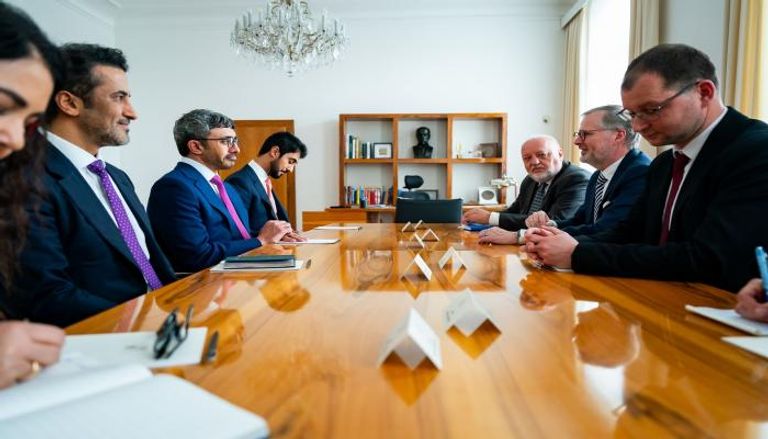 الشيخ عبدالله بن زايد آل نهيان يلتقي رئيس وزراء التشيك