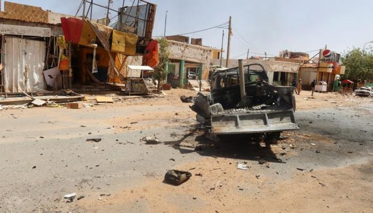 سيارة ومنازل مدمرة في أم درمان