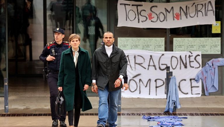 داني ألفيس ومحاميته عند الخروج من السجن